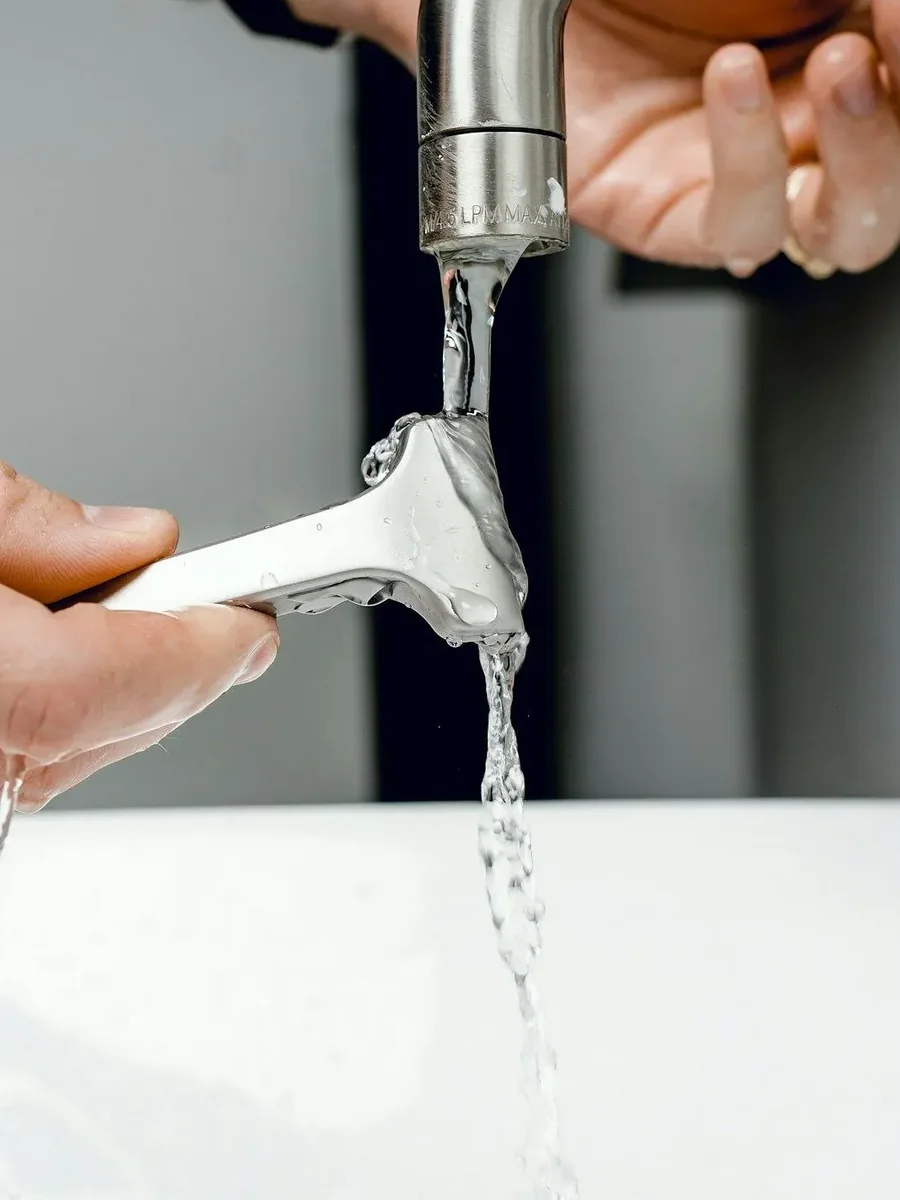 Nyinstallerad blandare i renoverat badrum