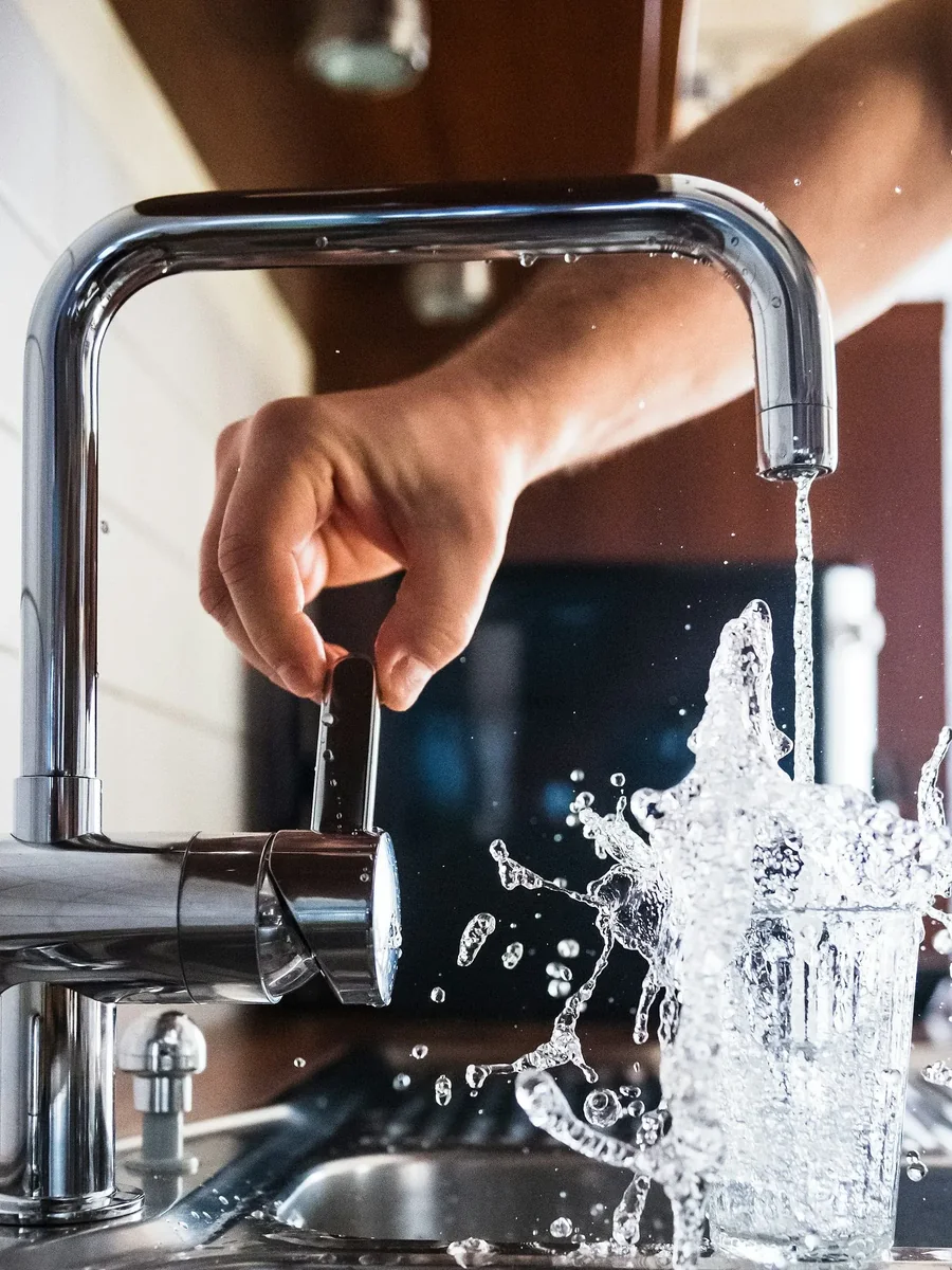 Vatten som rinner ur en nyinstallerad blandare